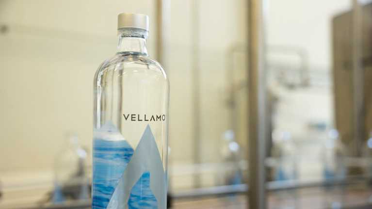 Ice Age Water Oy tehtaan liukuhihna, missä pullotetaan lasisia vesipulloja.