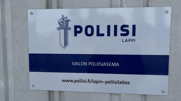 Ivalon poliisilaitoksen seinään pultattu kyltti.