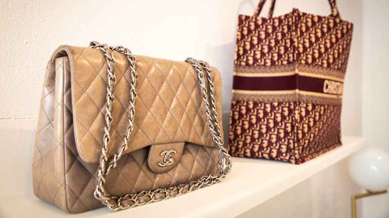 Vaatteiden lainaus,  uudenmaankatu 26, helsinki, Robes, yritys, vaatteiden vertausvuokraussovellus, asusteiden lainaus, korujen lainaus, kenkien lainaus.