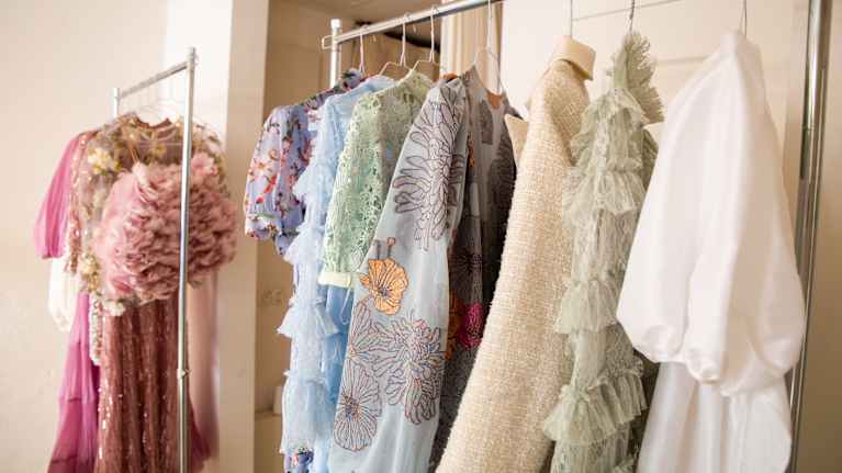 Vaatteiden lainaus,  uudenmaankatu 26, helsinki, Robes, yritys, vaatteiden vertausvuokraussovellus, asusteiden lainaus, korujen lainaus, kenkien lainaus, merkkivaatteeet, merkkivaatteiden lainaus, 