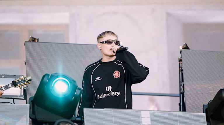 Isac Elliot esiintymässä Ruisrockin lavalla. Artistilla on mustat vaatteet ja aurinkolasit.