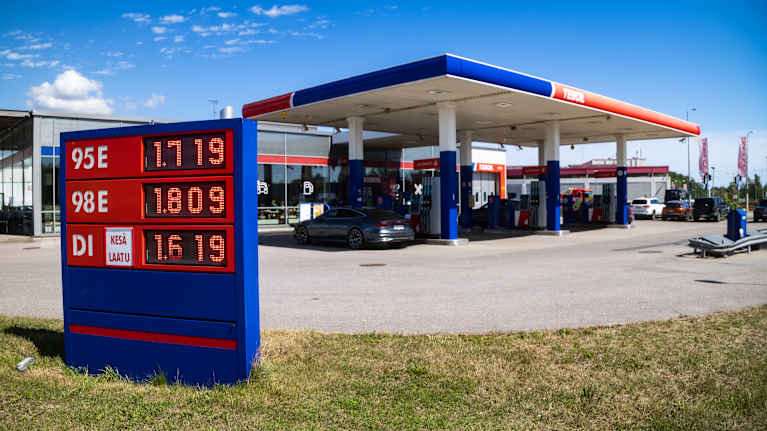 Bensan hinnat näyttötaululla Tammistossa, Helsingissä.