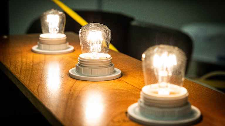 Sähkölamppuja palamassa.