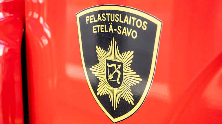 Pelastuslaitos Etelä-Savo -merkki paloauton ovessa.