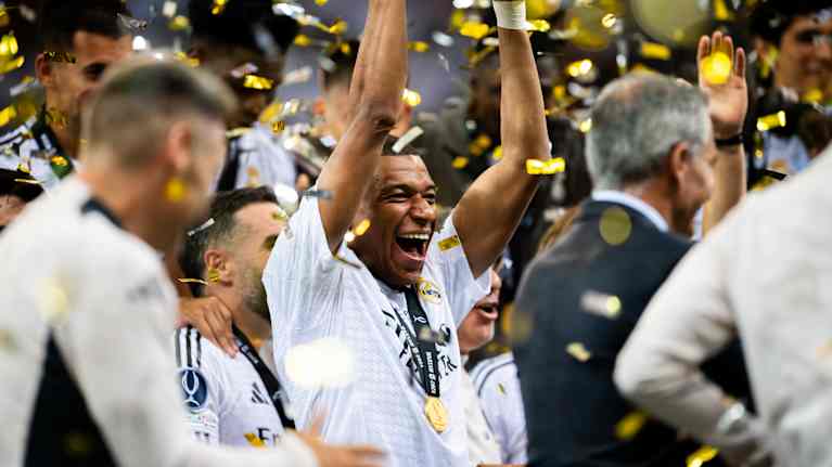 Kylian Mbappé juhlii Super Cupin voittoa Real Madridin kanssa. 