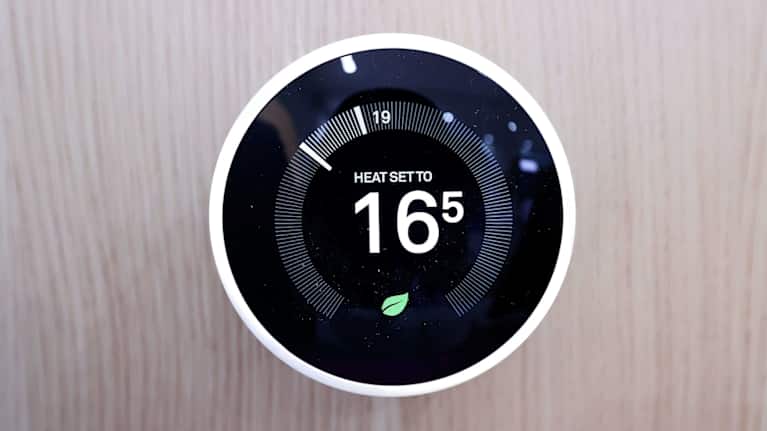 Tekoälyä hyödyntävä lämpötilansäädin.