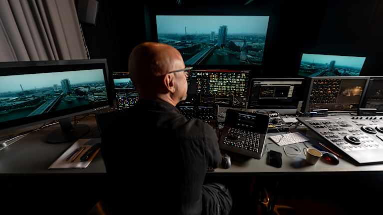 Värimäärittelijä Marko Terävä työpisteellään.