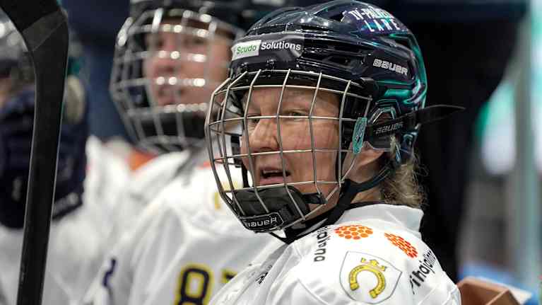 Karoliina Rantamäki Kiekko-Espoon penkillä TPS:ää vastaan 6.9.2024.