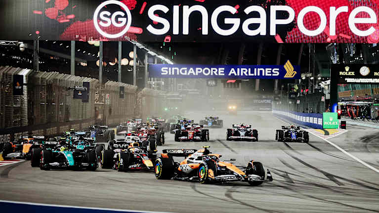 Lando Norris leder fältet i Singapore.