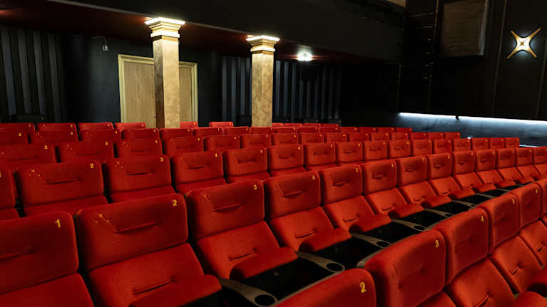 Tyhjä elokuvateatterin sali.
