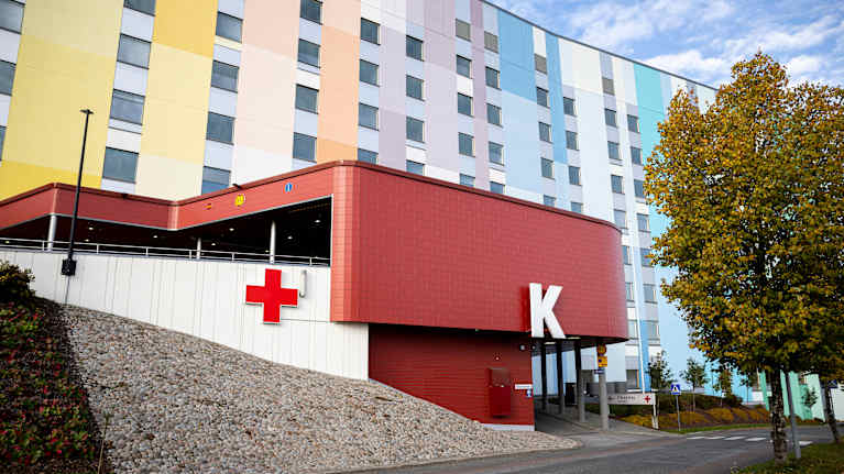 K-sairaalan päivystyksen ajoluiska Lappeenrannassa. Rakennuksen seinällä punainen risti ja iso k-kirjain.