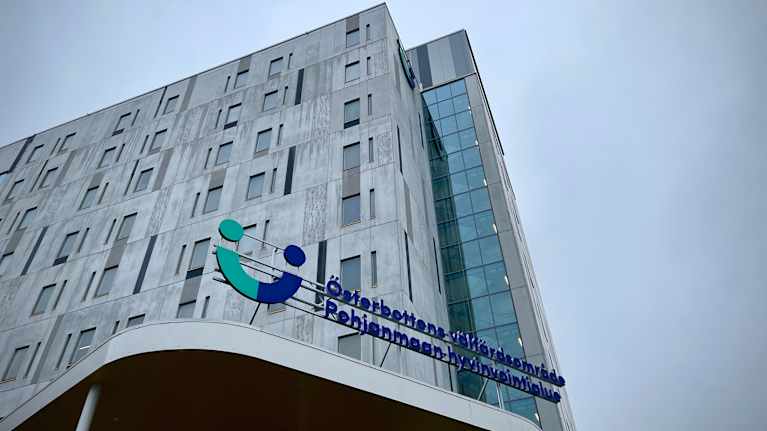 Vaasan keskussairaalan kyltti alakulmasta kuvattuna.