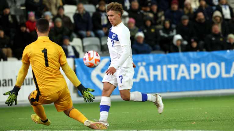 Naatan Skyttä tekee Suomen 2–1-voittomaalin Montenegroa vastaan 15.10.2024.