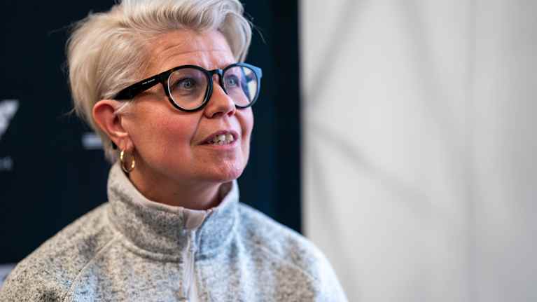 Hiihtoliiton puheenjohtaja Sirpa Korkatti lähikuvassa.