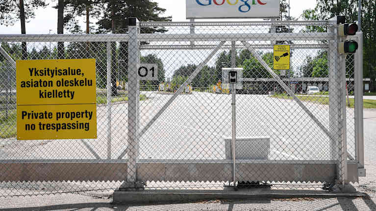 Portti, jossa lukee Google. Portissa on kyltti, jossa lukee "Yksityisalue, asiaton oleskelu kielletty"