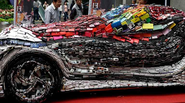 Kännyköistä rakennettu auton näköinen teos.