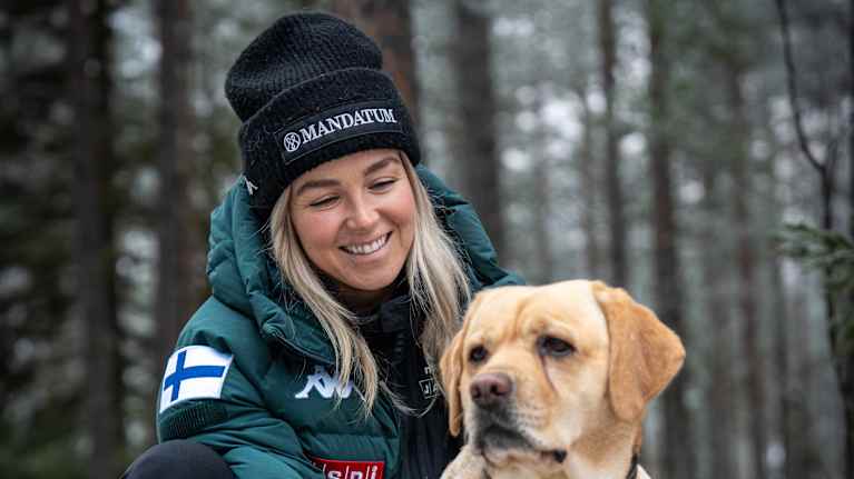 Johanna Tikkanen marraskuussa 2024 Levillä koiransa kanssa.