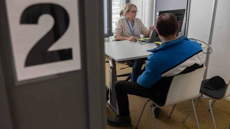 Nainen ja mies keskustelee toimistossa.