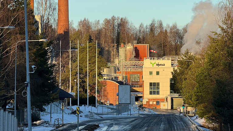 Metsä Boardin tehdas talvisessa auringonpaisteessa.