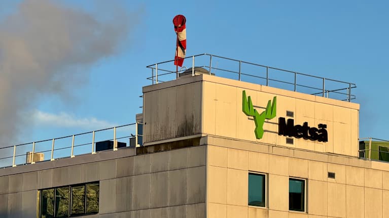 Tehdasrakennus, johon paistaa aurinko. Seinässä Metsä Groupin logo.