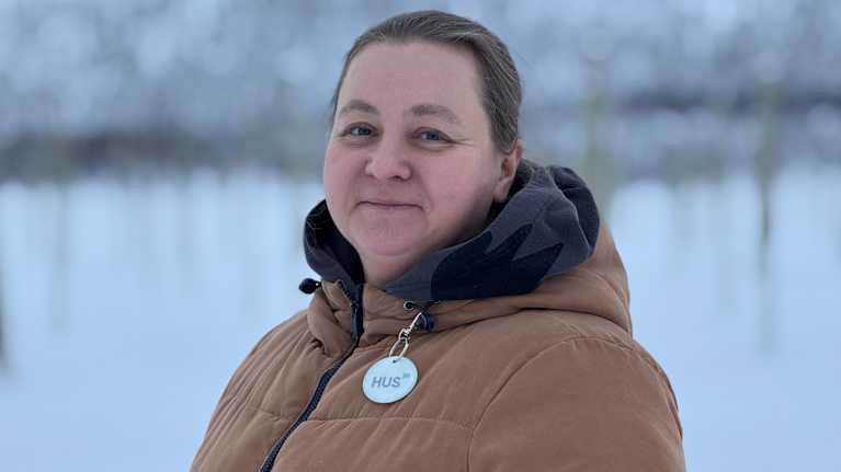 Utsjoen kunnanjohtaja Päivi Kontio myhäilee tyytyväisenä porokisojen kilpailupaikalla Mantojärven jäällä.