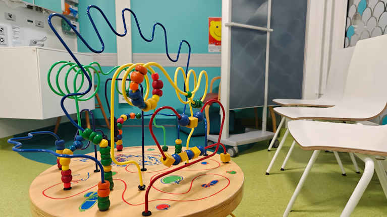 Lasten leikkipaikka sairaalan odotustilassa.