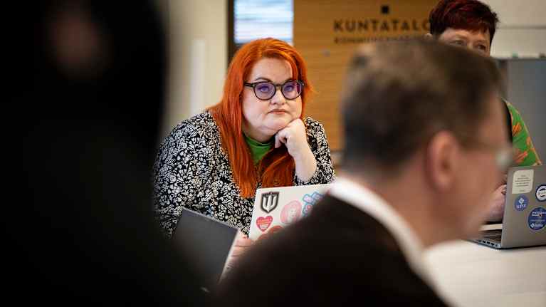 Millariikka Rytkönen neuvottelupöydässä.
