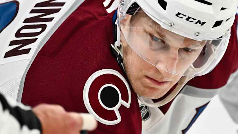 Colorado Avalanchen hyökkääjä Nathan MacKinnon lähikuvassa.