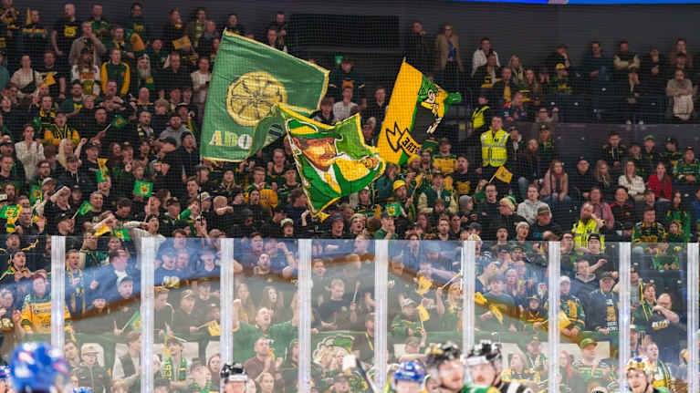 Ilveksen jääkiekkokannattajat heiluttavat isoja lippuja.