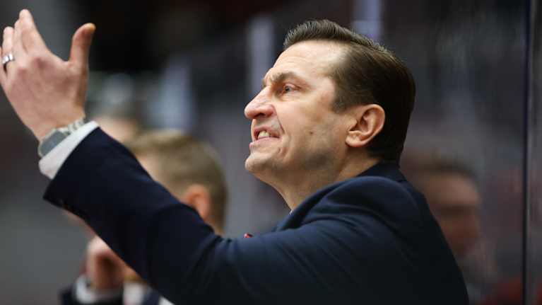 HIFK:n päävalmentaja Ville Peltonen SM-liigan pudotuspeleissä keväällä 2025.