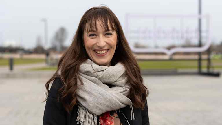 Eveliina Heinäluoma, taustalla Helsinki -kyltti. 