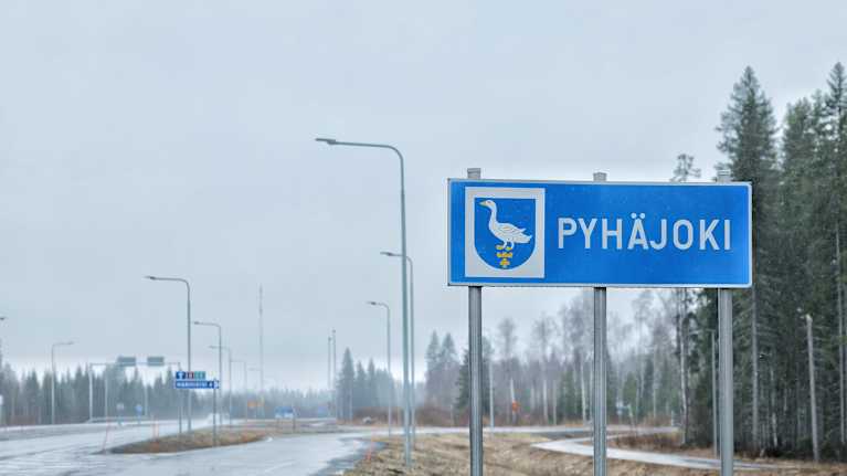 Pyhäjoen kunnan kunnanraja valtatiellä.