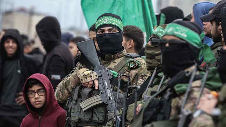 Hamas-taistelijoita väkijoukon keskellä.