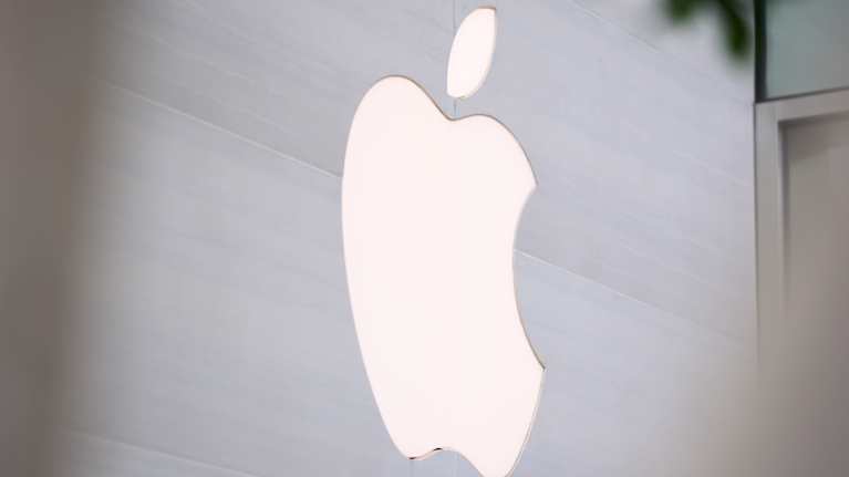 Apple-yhtiön logo seinässä.