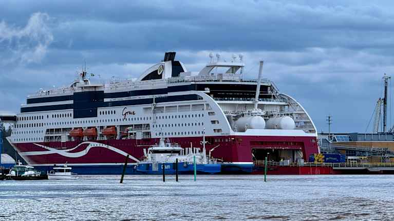 Sverigebåt tankas med flytande naturgas i Åbo hamn.