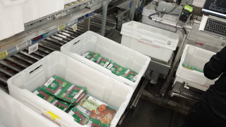 Atrian logistiikkakeskuksessa keräillään tilaustuotteita.