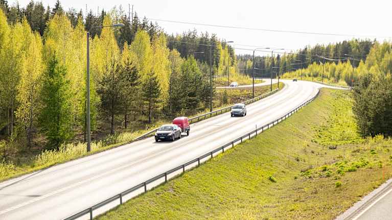 Autoja ajamassa ysitiellä keväisessä auringonpaisteessa.