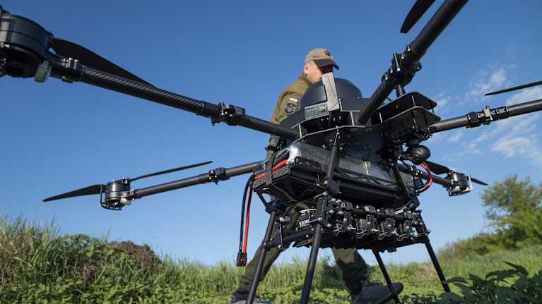 Ukrainan sotilaat harjoittelivat uuden droonin käyttöä toukokuussa 2025.