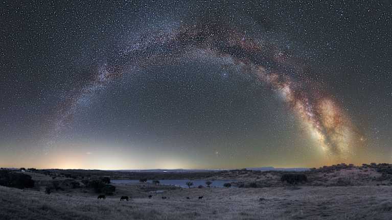 Linnunrata ja planeettoja.