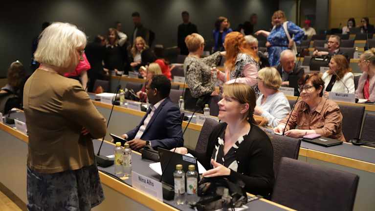 Niina Alho keskustelee kollegan kanssa ennen valtuustokouksensa alkua.