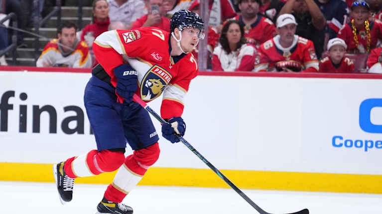 Niko Mikkola kuljettaa kiekkoa.