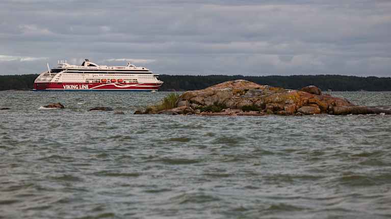 Viking Grace kulkee Ruissalon ohi.