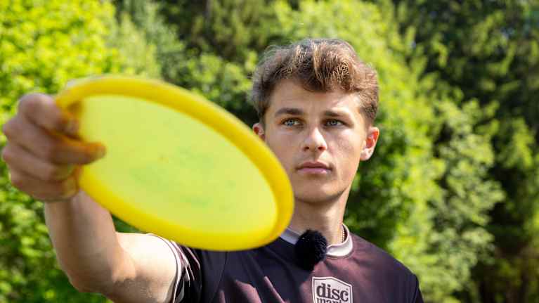 Frisbeegolfaaja Niklas Anttila Peikkometsän frisbeegolfradalla Kuopiossa.