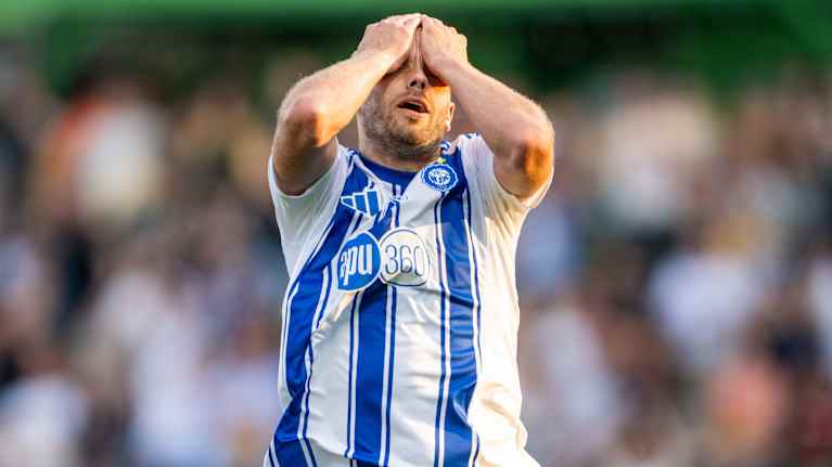 Teemu Pukki håller händerna för ansiktet.