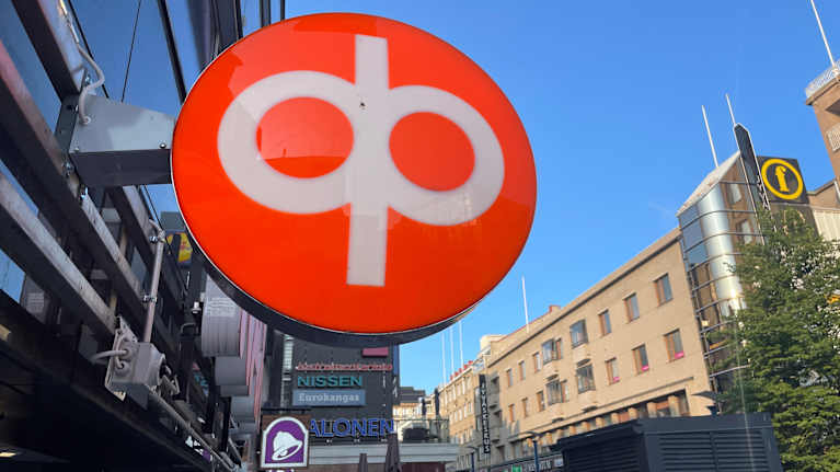 Keski-Suomen osuuspankin merkkinä on yhtiön logo Jyväskylän Kävelykadulla.