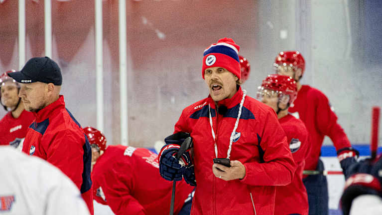 HIFK:n päävalmentaja Olli Jokinen vetää jäätreenejä.