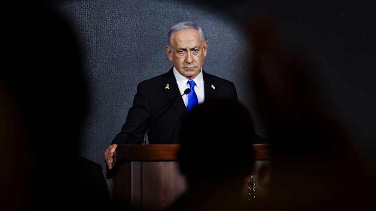 Israels premiärminister Benjamin Netanyahu står bakom ett podium.