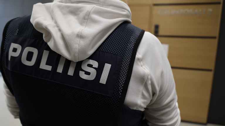 Mies, jonka liivin selässä lukee Poliisi.