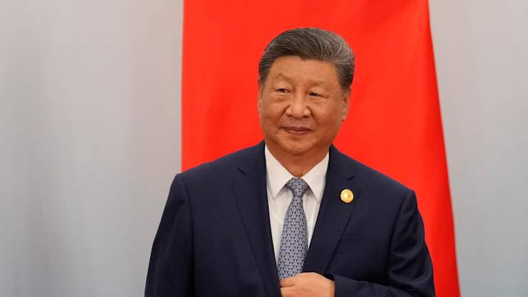 Xi jinping pitää vasenta kättään puvun takin sisällä puoliksi. 