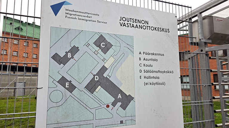 Joutsenon vastaanottokeskus, säilöönottoyksikkö.